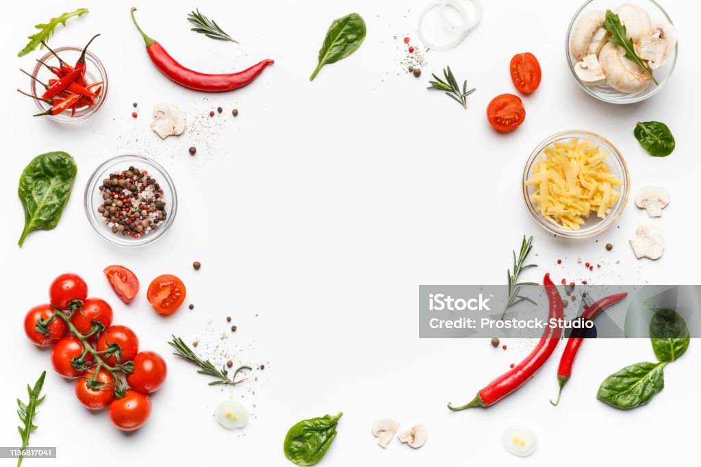 Bunte Pizza-Zutaten auf weißem Hintergrund, Top-Ansicht - Lizenzfrei Speisen Stock-Foto