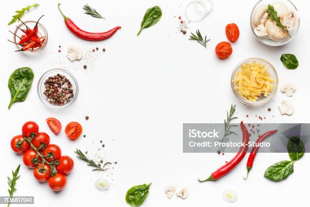 Bunte Pizzazutaten Auf Weißem Hintergrund Topansicht Stockfoto und mehr Bilder von Speisen