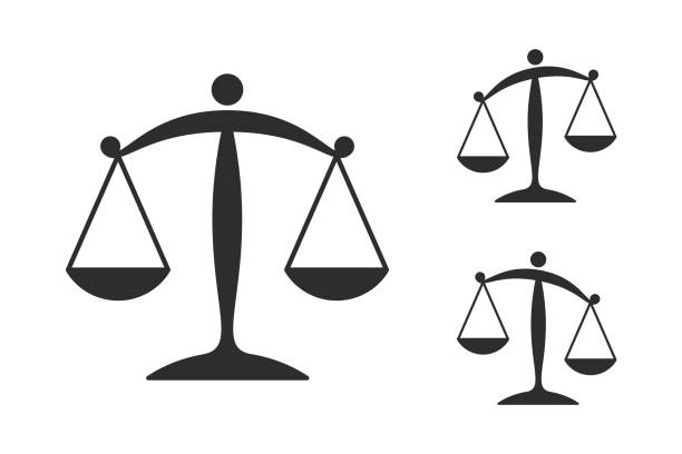 symbole der gerechtigkeit auf weißem hintergrund - legal scales stock-grafiken, -clipart, -cartoons und -symbole