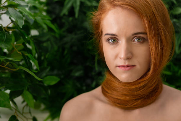 молодая женщина с рыжими волосами на шее, как шарф - female likeness naked sensuality copy space стоковые фото и изображения