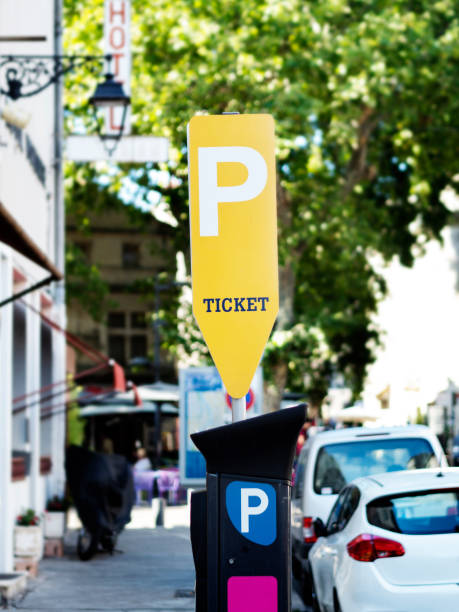 gelber parkkartenautomat - parking lot parking sign sign letter p stock-fotos und bilder