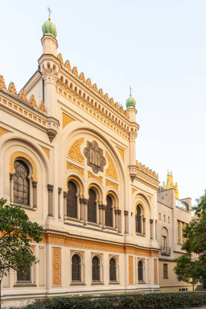 picturesque facade of spanish synagogue in josefov, prague, czech republic - yiddish imagens e fotografias de stock