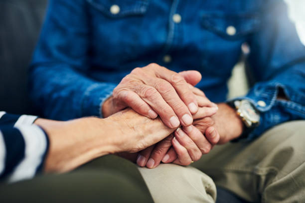 tieni l'amore vicino a casa - holding hands human hand senior adult consoling foto e immagini stock