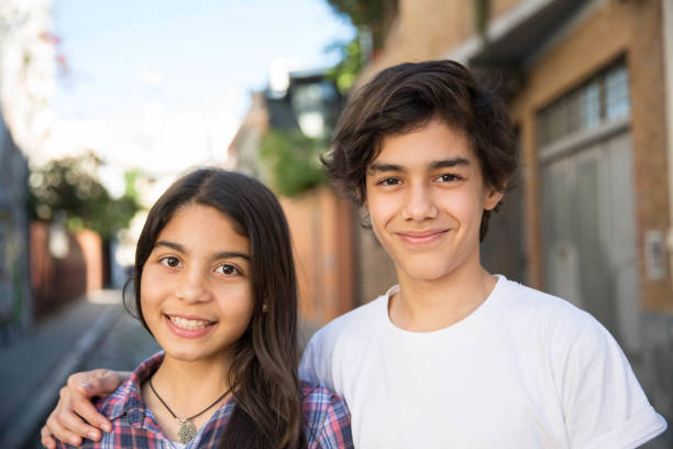 portret van hispanic jongen en meisje - broer en zus stockfoto's en -beelden