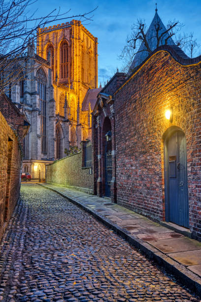 istock Small cobbled street in York at night 1136848489
