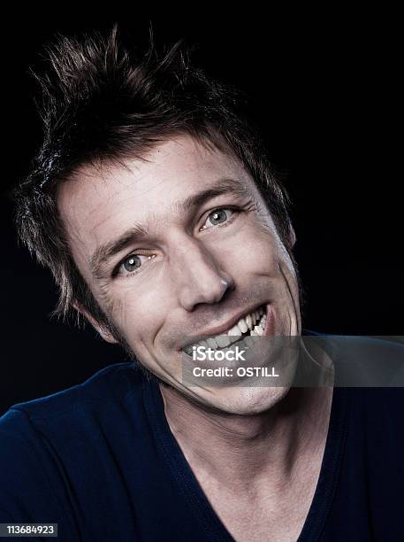 Engraçado Homem Retrato Fazer Caretas Sorriso Aberto - Fotografias de stock e mais imagens de Adulto