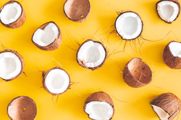 夏の構図。黄色の背景にココナッツパターン。夏のコンセプト。�フラットレイ, トップビュー - nut directly above multi colored food ストックフォトと画像