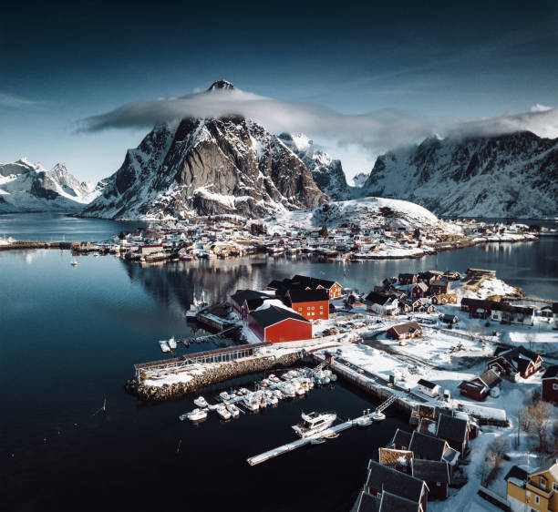 cabaña de troncos en reine-lofoten islands - norway lofoten and vesteral islands sea mountain range fotografías e imágenes de stock