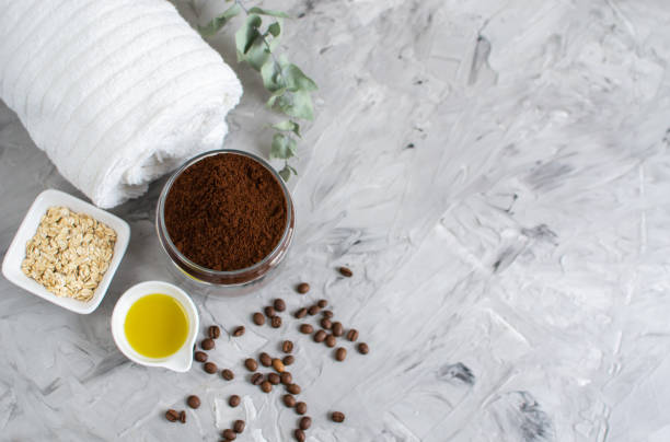 натуральные ингредиент�ы для домашнего тела шоколад кофе сахар соль скраб - massaging chocolate spa treatment body стоковые фото и изображения