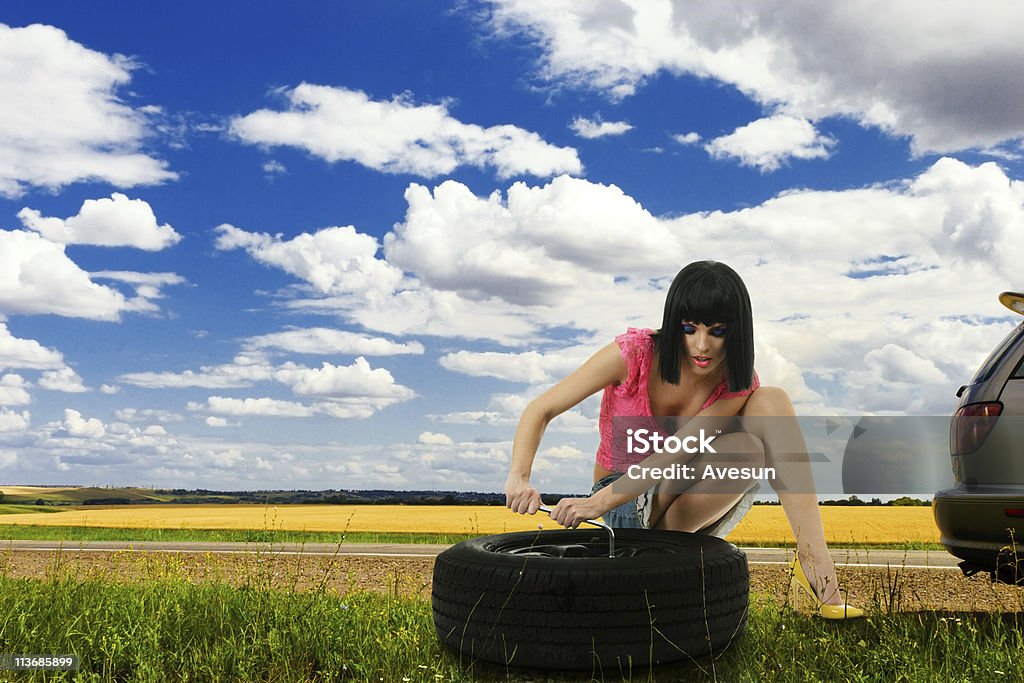 Jovem mulher reparo de roda de - Foto de stock de Adulto royalty-free