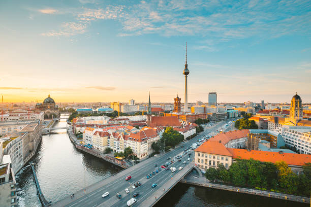 skyline de berlim com rio de spree no por do sol, alemanha - berlin germany house spree river urban scene - fotografias e filmes do acervo