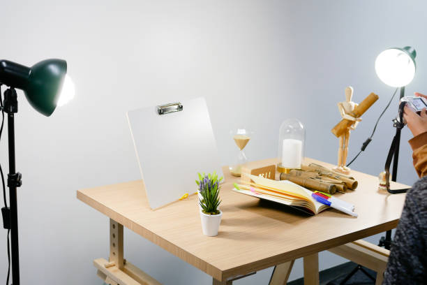 studio de photographie moderne dans la chambre blanche - clock nobody decoration minute hand photos et images de collection