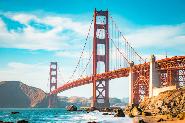 golden gate bridge o zachodzie słońca, san francisco, kalifornia, stany zjednoczone - baker beach zdjęcia i obrazy z banku zdjęć