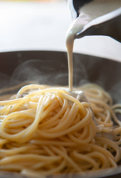 spaghetti en cabrales saus - spaghettibandjes stockfoto's en -beelden