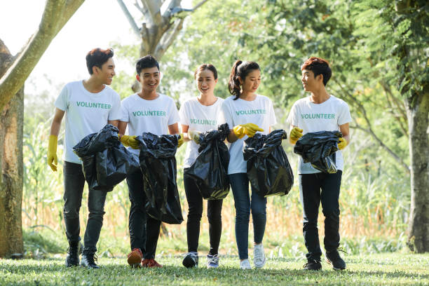 istock Volunteers cleaning the park 1136865836