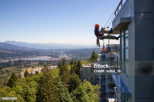 Hohe Fensterputzer Stockfoto und mehr Bilder von Höhenarbeiter - Höhenarbeiter, Fensterputzer, Dach