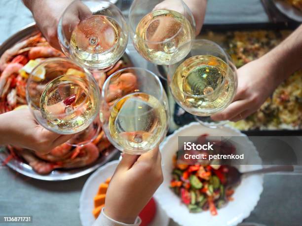 食事付きのテーブルの上の平面図 - 白ワインのストックフォトや画像を多数ご用意 - 白ワイン, 食べ物, 乾杯