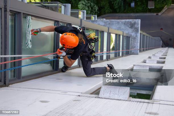 Rope Tech Fensterputzer Stockfoto und mehr Bilder von Höhenarbeiter - Höhenarbeiter, Herstellendes Gewerbe, Wolkenkratzer