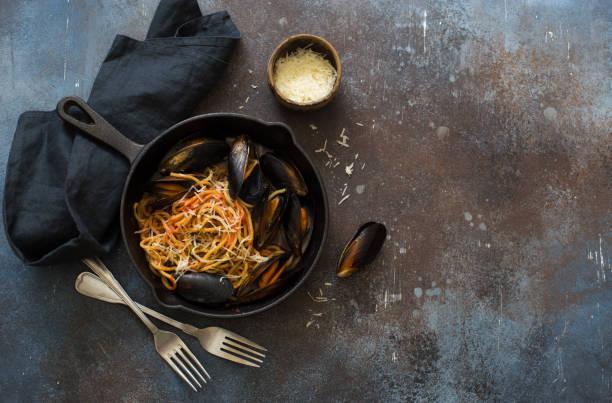 istock Spaghetti and mussels in an iron pan 1136873369