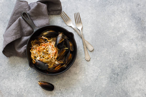 istock Spaghetti and mussels in an iron pan 1136874972