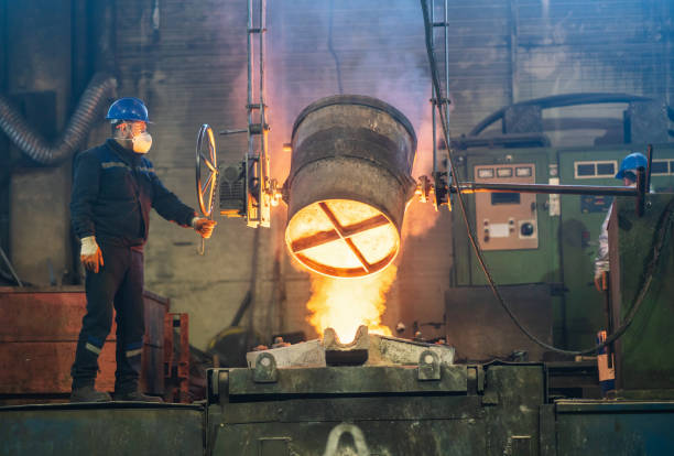 planta metalúrgica, fundición de metales calientes - foundry industry iron melting fotografías e imágenes de stock