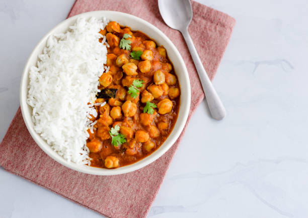 vegan e baixo carb curry de grão de bico e arroz - grão de bico - fotografias e filmes do acervo