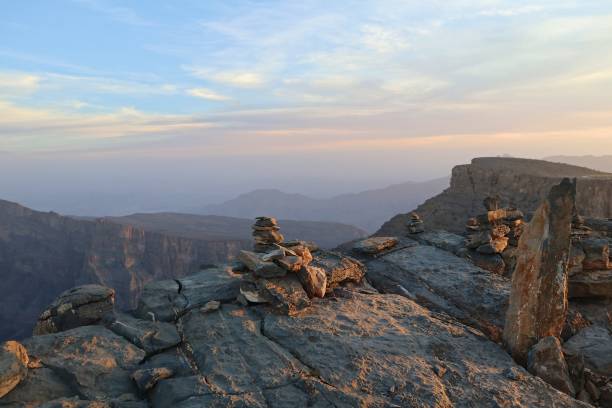 jebel shams cairns - fog desert arabia sunset imagens e fotografias de stock