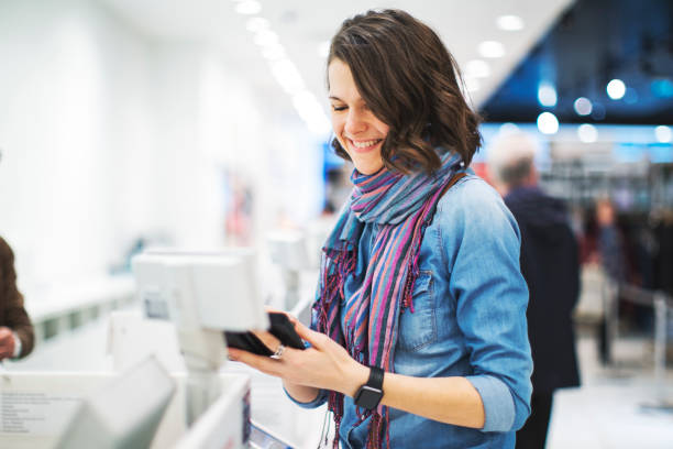 mulher na loja de roupa - clothing store sales clerk usa clothing - fotografias e filmes do acervo