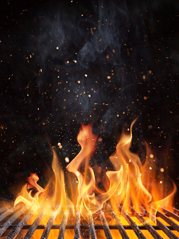 Parrilla de carbón en llamas vacía con fuego abierto. photo