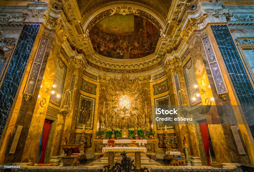 El Ábside De La Iglesia De Santa Maria Della Vittoria En Roma Italia Foto de  stock y más banco de imágenes de Altar - iStock