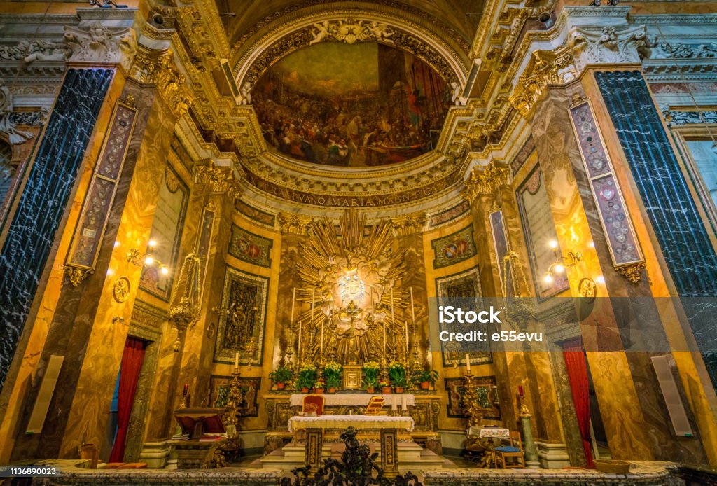 El Ábside De La Iglesia De Santa Maria Della Vittoria En Roma Italia Foto de stock y más banco de imágenes de Altar - iStock El Ábside De La Iglesia De Santa Maria Della Vittoria En Roma Italia Foto de stock y más banco de imágenes de Altar - iStock