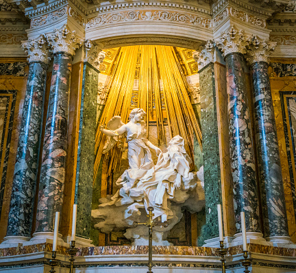 El éxtasis de Santa Teresa en la iglesia de San María della Vittoria en Roma, Italia. photo