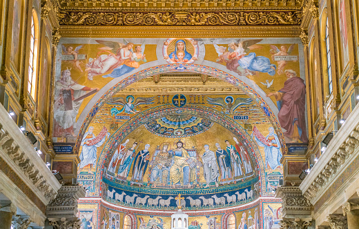 Interior de la Basílica de Santa María en Trastevere en Roma, Italia. photo