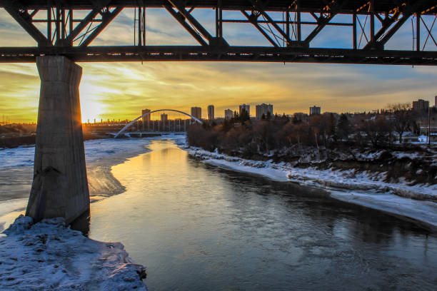 amanecer sobre el valle del río - north saskatchewan river fotografías e imágenes de stock