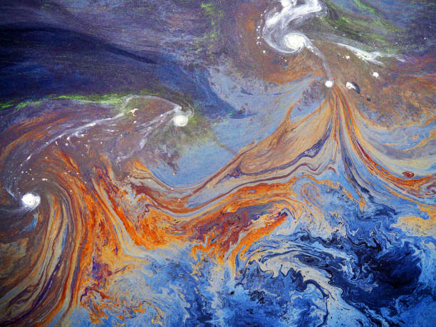 aceite de color arcoiris flotando sobre el agua. manchas de gasolina. textura de color, fondo natural. problema ecológico. derrame de petróleo. la contaminación del agua - pollution oil oil slick water pollution fotografías e imágenes de stock