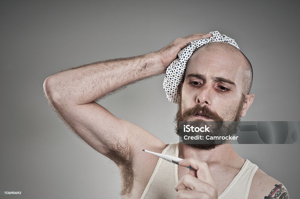 Homem com a gripe Verificar o termómetro - Royalty-free 30-39 Anos Foto de stock