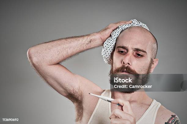 Homem Com A Gripe Verificar O Termómetro - Fotografias de stock e mais imagens de 30-39 Anos - 30-39 Anos, Adulto, Adulto de idade mediana