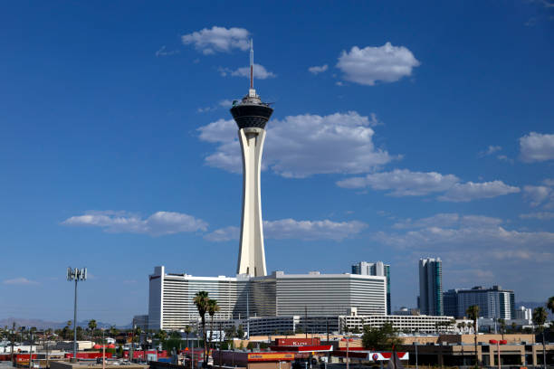 torre de stratosphere, hotel e casino em las vegas - stratosphere - fotografias e filmes do acervo