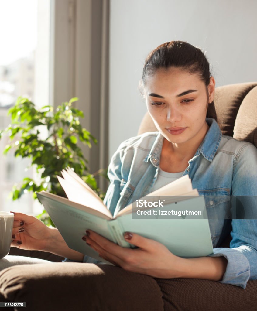 Người Phụ Nữ Xinh Đẹp Đọc Sách Tại Thư Viện Hình ảnh Sẵn có - Tải ...