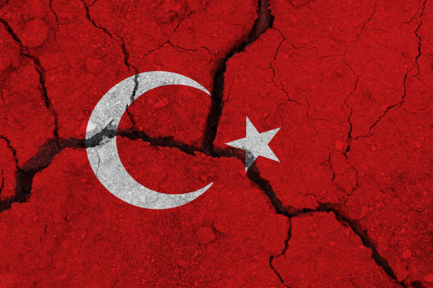türkei-flagge auf der zerbrochenen erde - erdbeben türkei stock-fotos und bilder