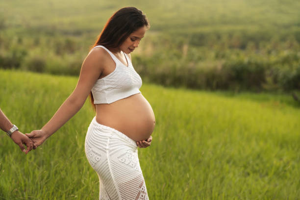 concept of pregnancy - couple human pregnancy sunset walking imagens e fotografias de stock