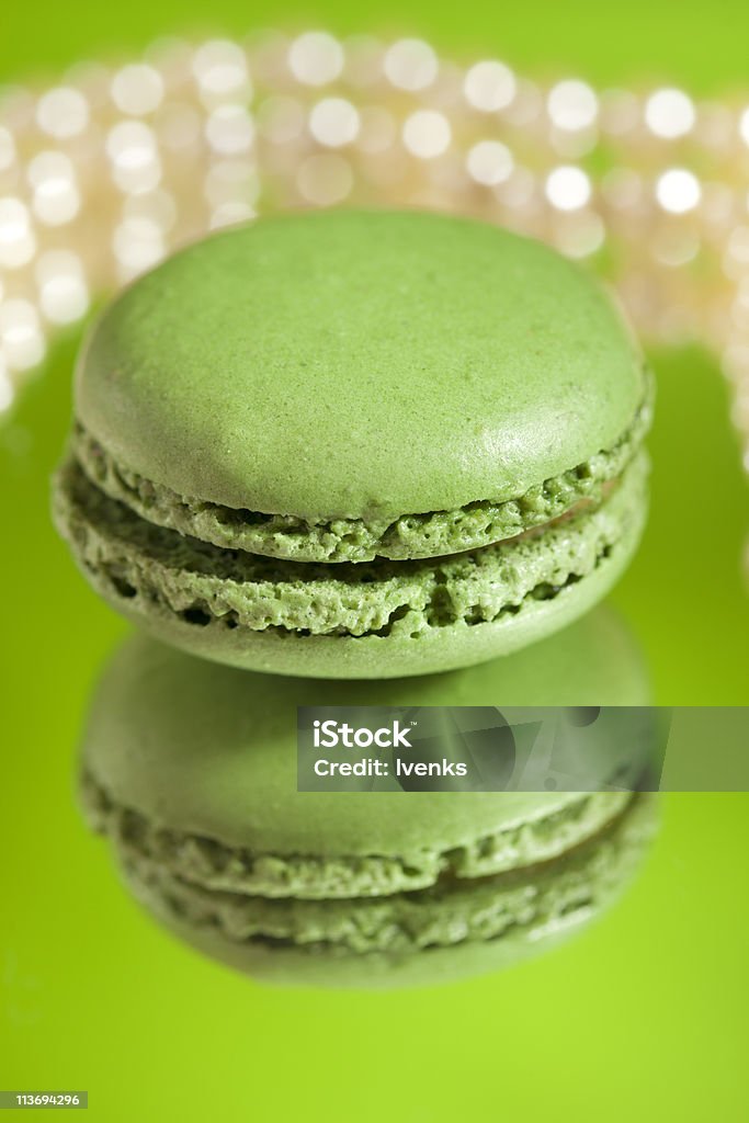 Macarons Matcha verde con su propio espejo de agua de fondo - Foto de stock de Alimento libre de derechos
