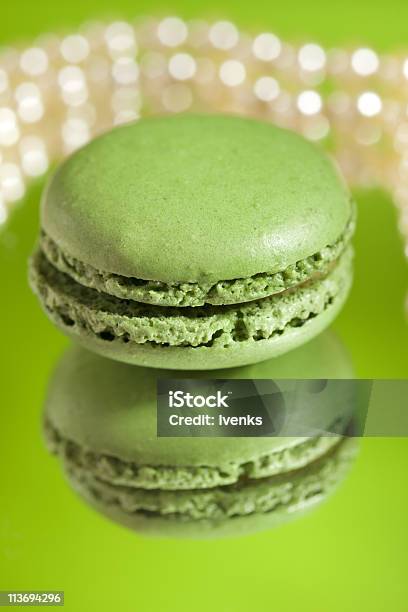 Macarons Matcha Verde Con Su Propio Espejo De Agua De Fondo Foto de stock y más banco de imágenes de Alimento