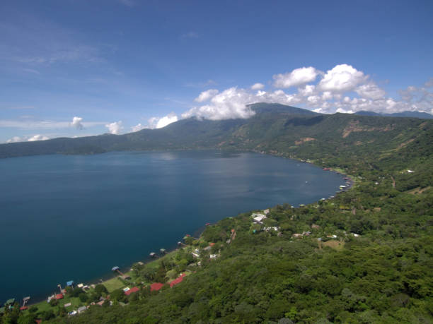 lake coatepeque - el salvador lake scenics nature imagens e fotografias de stock