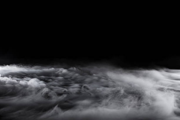 rouler la glace carbonique sur le fond noir - puffed photos et images de collection