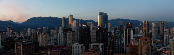 centre-ville de vancouver - vancouver skyline canada panoramic photos et images de collection