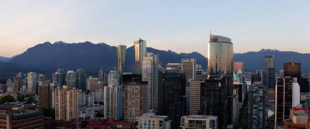 ダウンタウンバンクーバー - vancouver skyline canada panoramic ストックフォトと画像