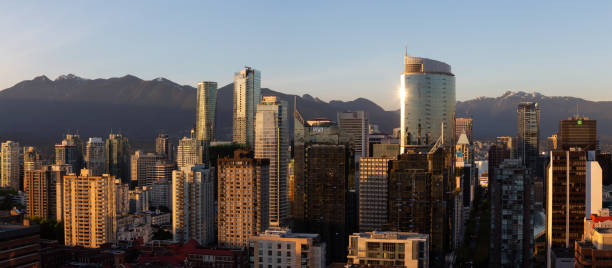 ダウンタウンバンクーバー - vancouver skyline canada panoramic ストックフォトと画像