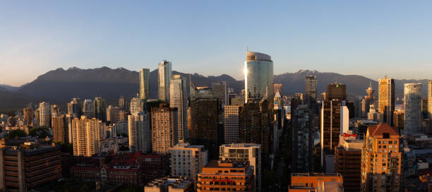 centre-ville de vancouver - vancouver skyline canada panoramic photos et images de collection