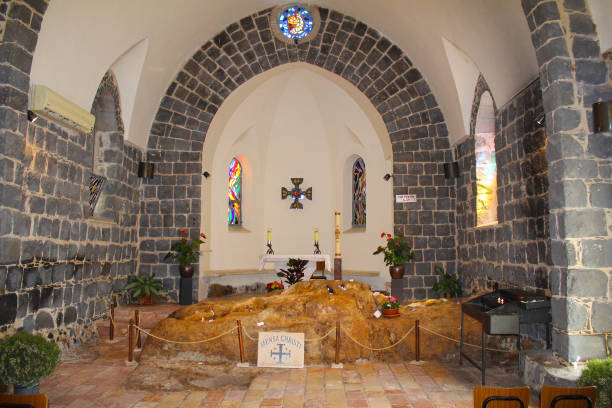 la chiesa del primato di san pietro, chiesa francescana a tabgha, israele, sulla sponda nord-occidentale del mare di galilea - primacy foto e immagini stock